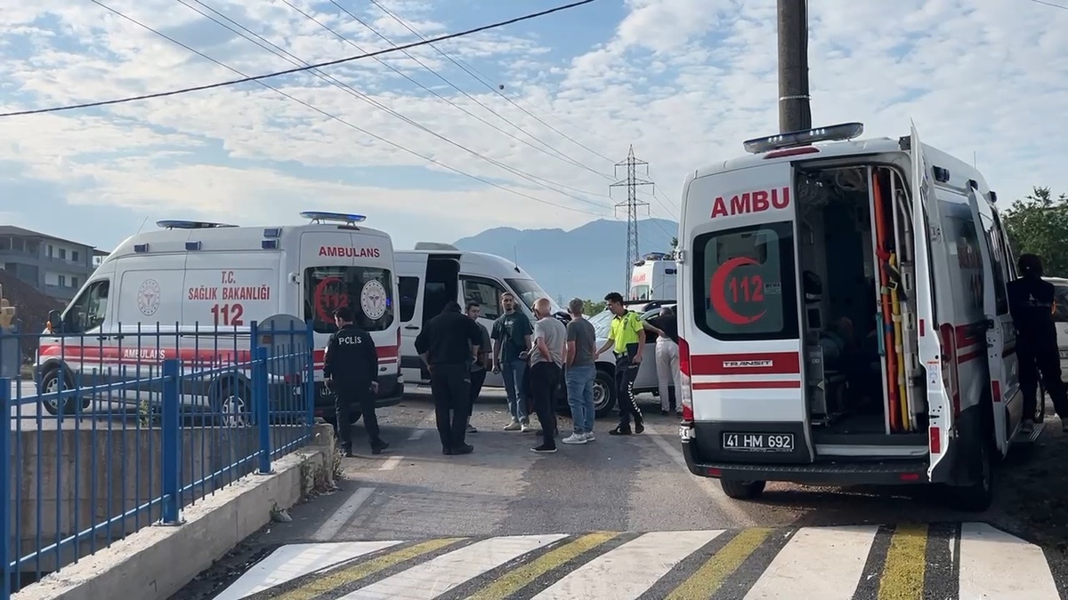 Kartepe\'de işçi servisi ile otomobil çarpıştı: 7 yaralı