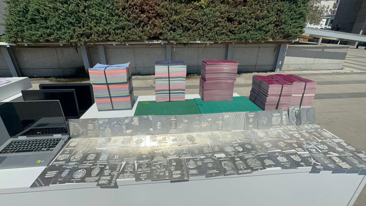 İstanbul\'da sahte pasaport ve kimlik operasyonu: 5 gözaltı