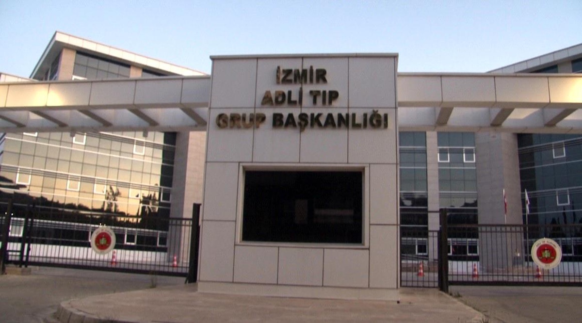 İzmir\'de Otomobilde Silahlı Saldırı: 1 Ölü