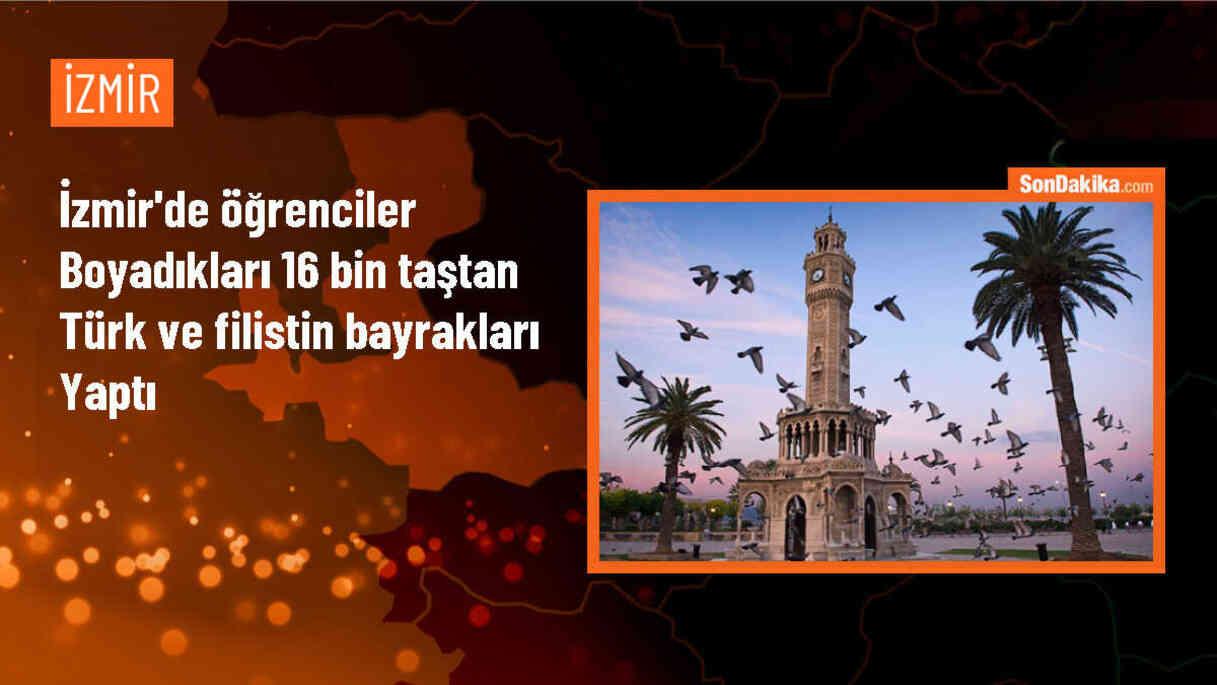 İzmir\'de öğrenciler boyadıkları 16 bin taştan Türk ve Filistin bayrakları yaptı