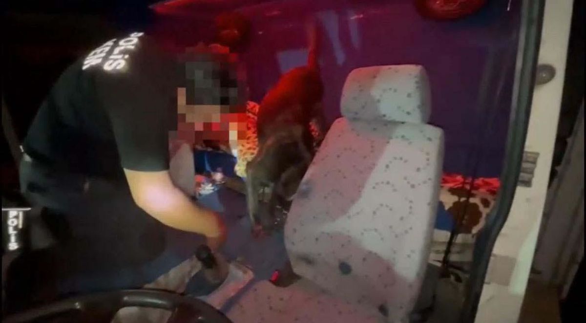 İzmir\'de Kamyonette 7 Kilo Metamfetamin Ele Geçirildi