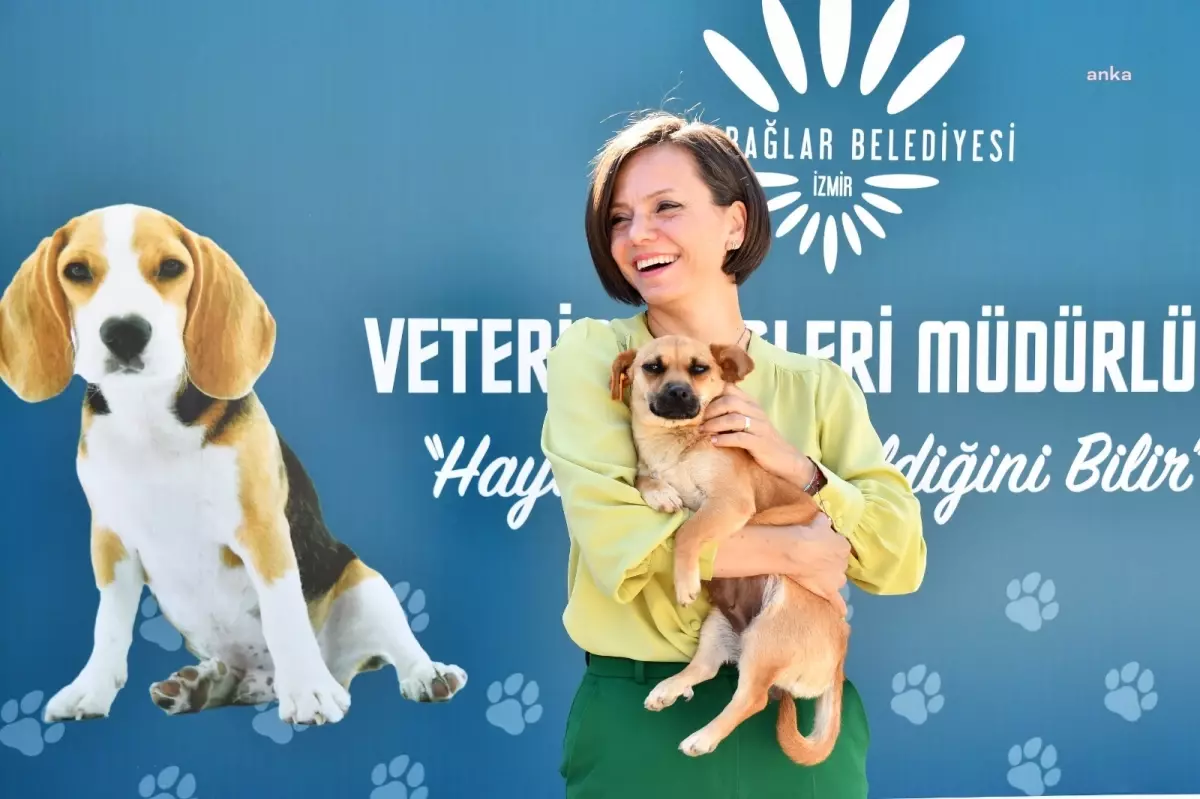 Karabağlar Belediye Başkanı Helil Kınay, terkedilmiş bir köpeği sahiplendi