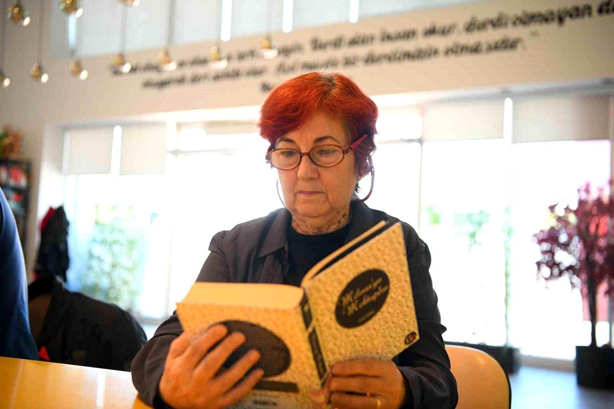 Emekli öğretmen kitap kahvede gençlere örnek oluyor