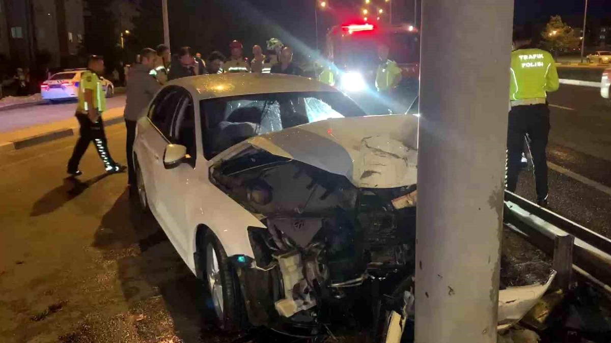 Kütahya\'da otomobil levha direğine çarptı: 1 yaralı