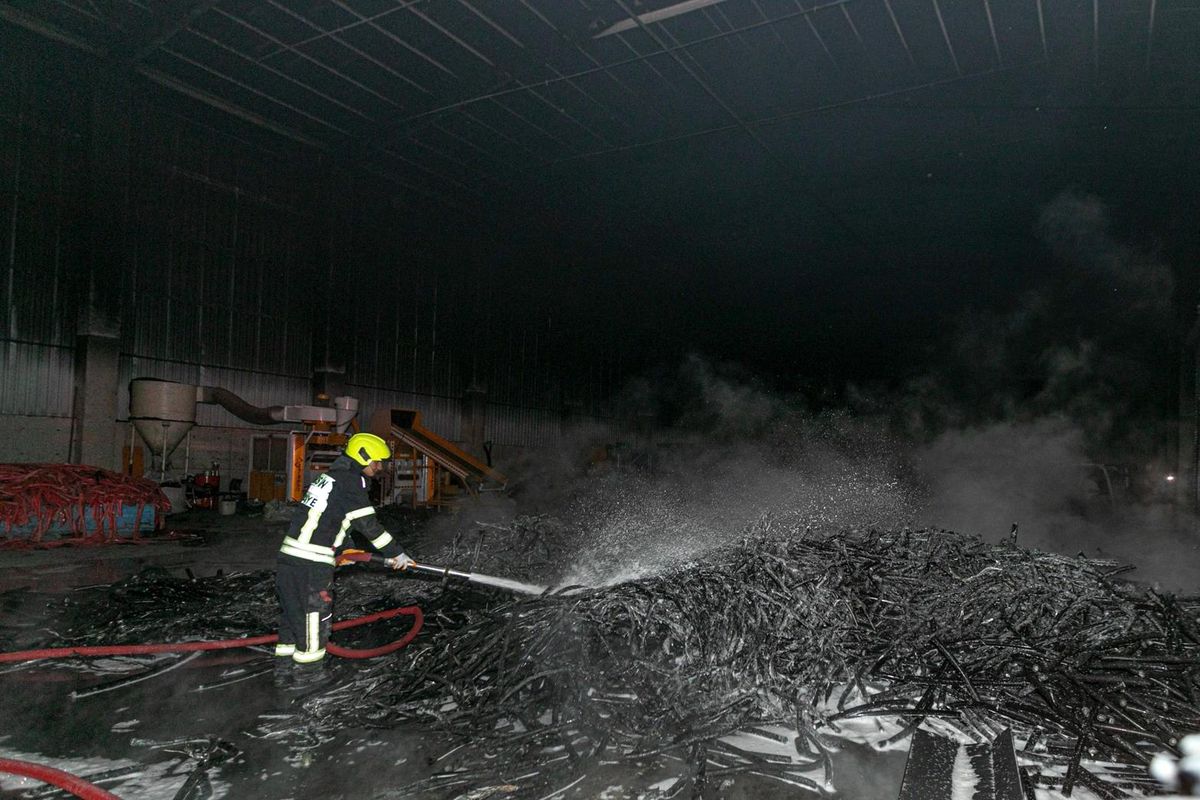 Mersin\'de Metal Fabrikasında Sabaha Karşı Çıkan Yangın Söndürüldü