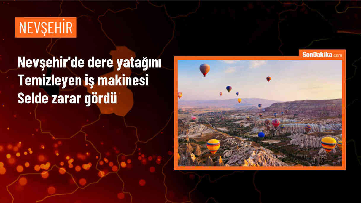 Nevşehir\'de dere yatağını temizleyen iş makinesi selde zarar gördü