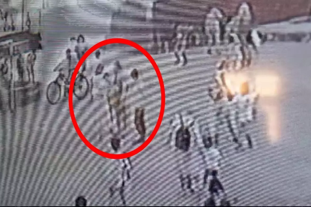 Kocaeli\'de bir ilkokulda öğretmen veli kavgası güvenlik kamerasında