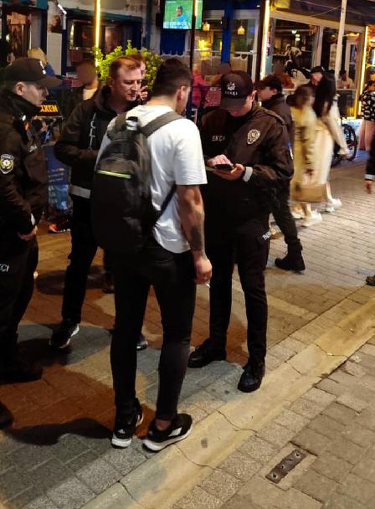 Eskişehir\'de Barlar Sokağı\'nda Kimlik Kontrolü Yapıldı