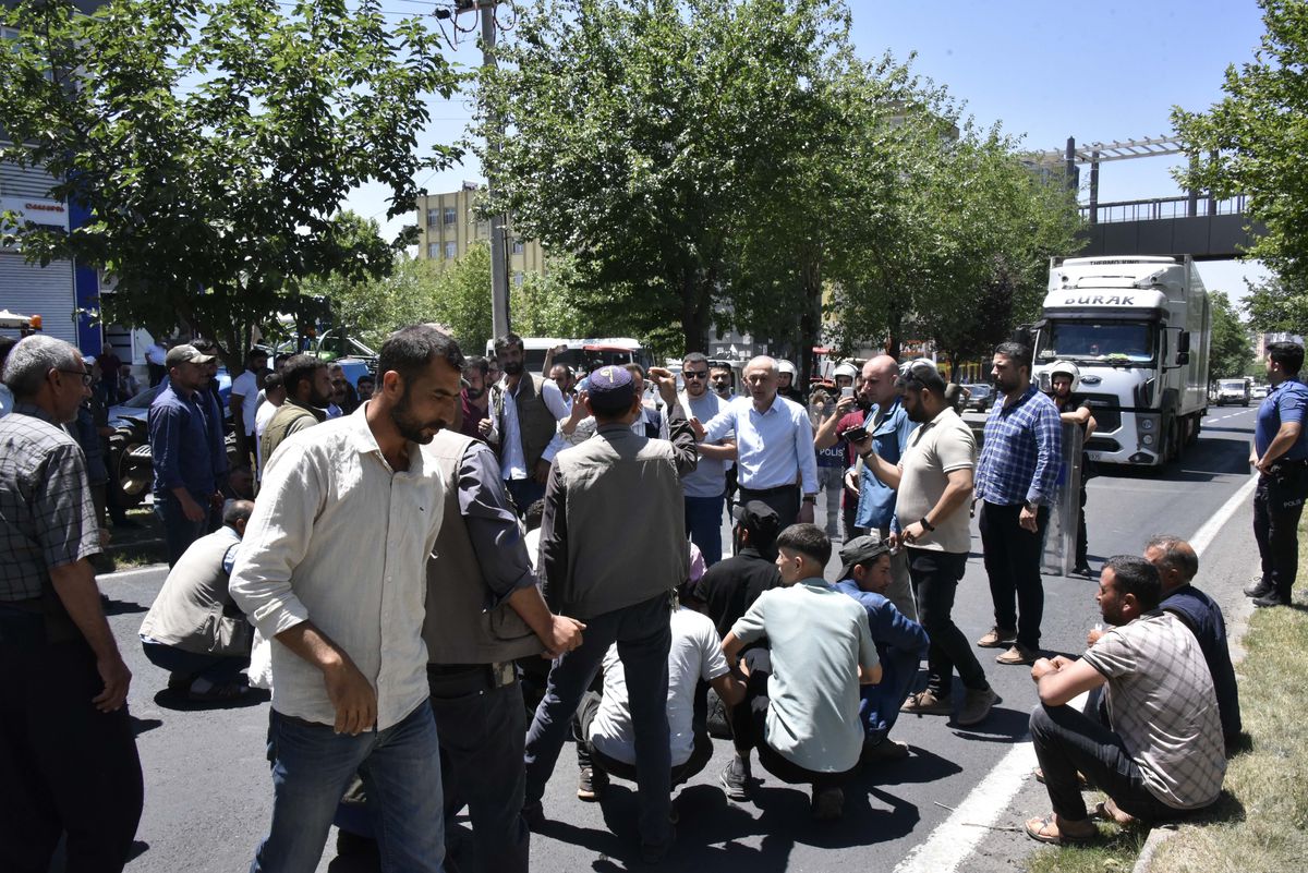 Çiftçiler, elektrik kesintileri nedeniyle Şanlıurfa-Siverek kara yolunu trafiğe kapattı