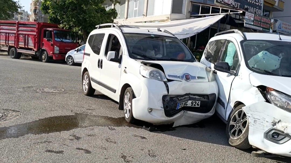 Siirt\'te iki hafif ticari araç çarpıştı