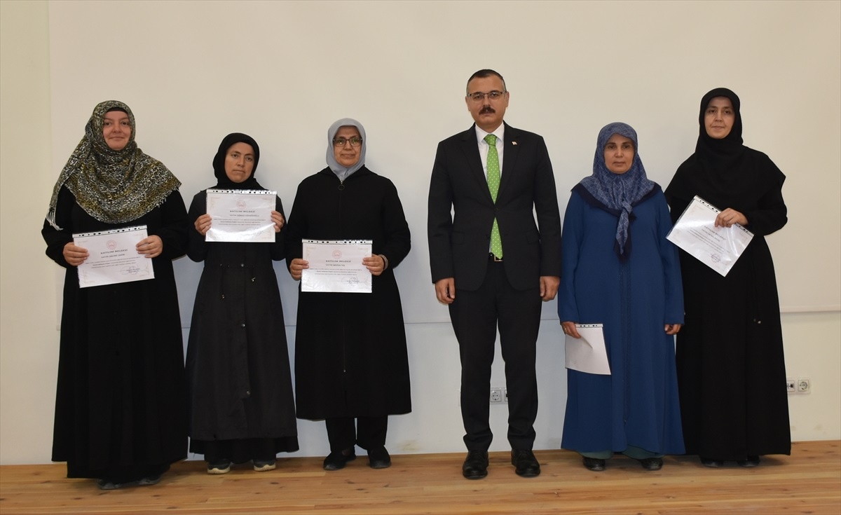 Sinop\'un Boyabat ilçesinde \'Annem Rehberim Projesi\' kapsamında eğitim alan kadınlara katılım belgesi verildi