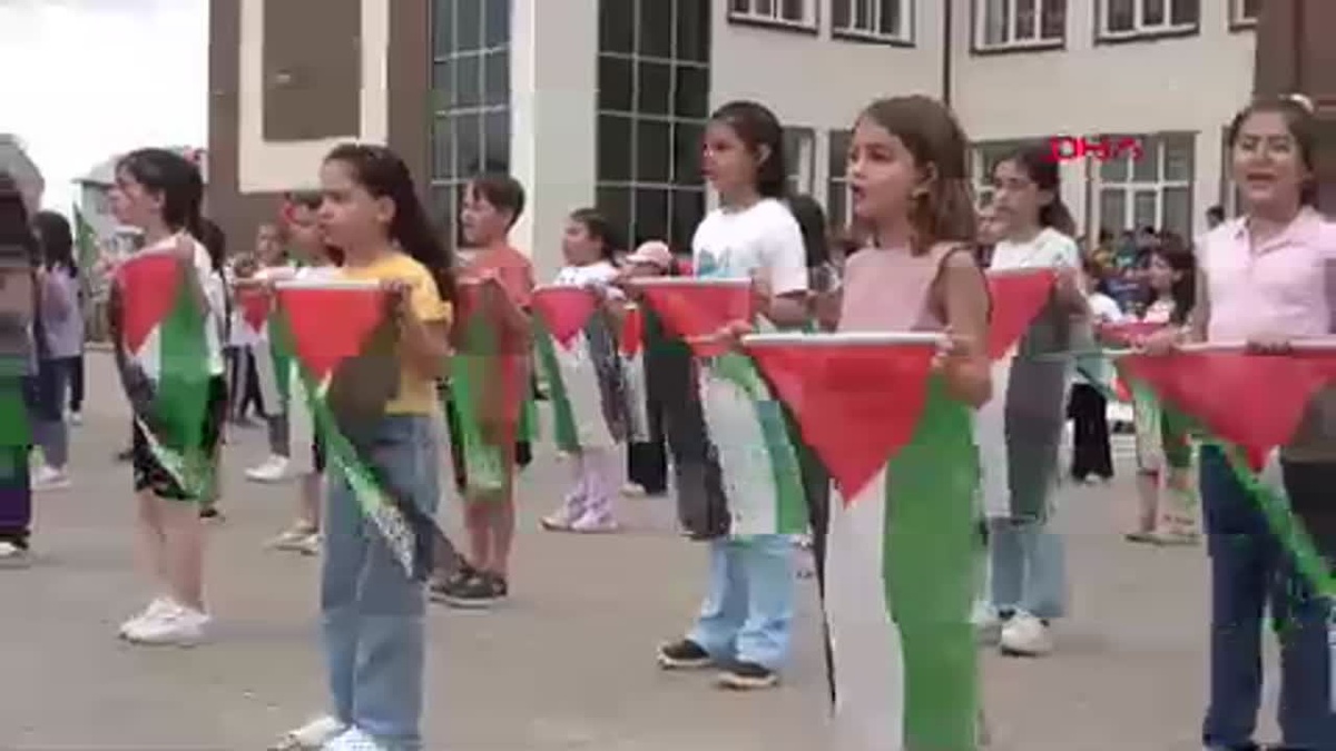 Sivas\'ta İsrail\'in Filistin\'e yönelik saldırılarına tepki gösteren ilkokul öğrencileri dans etti