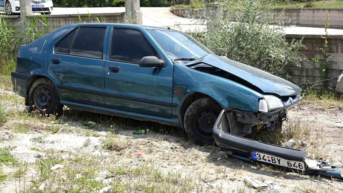 Kütahya\'da otomobil yoldan çıkarak akaryakıt istasyonuna girdi, 1 kişi yaralandı