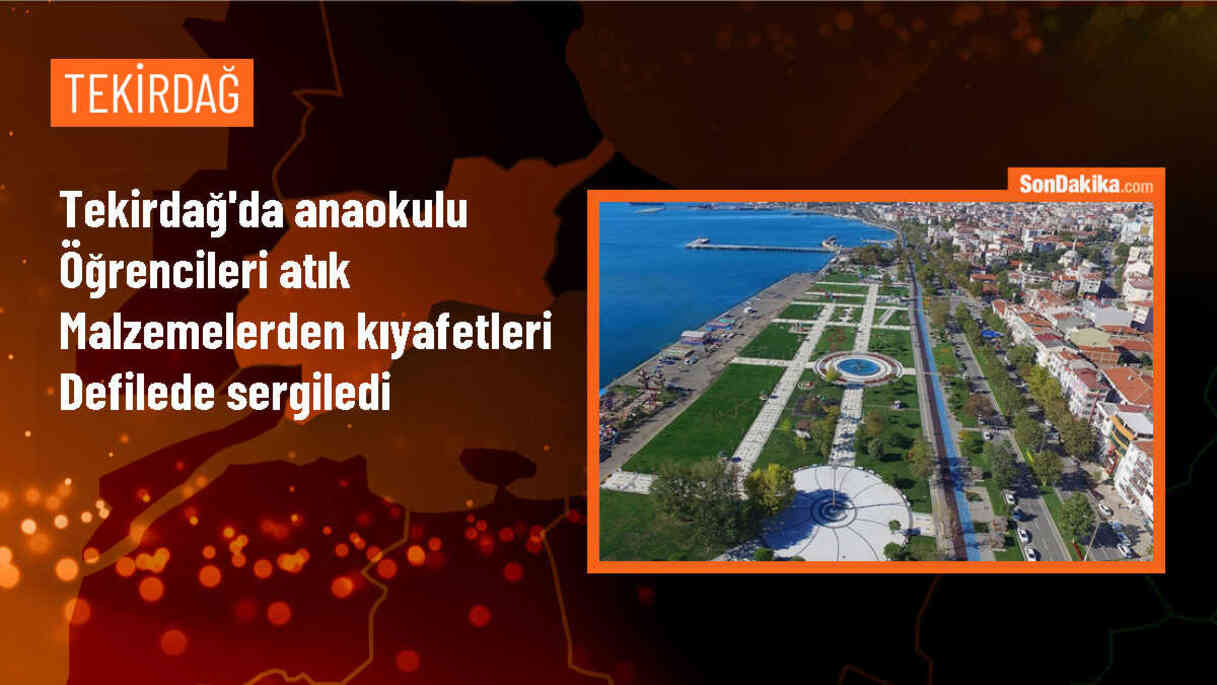 Anaokulu Öğrencileri Atık Malzemelerden Tasarladıkları Kıyafetlerle Defile Düzenledi