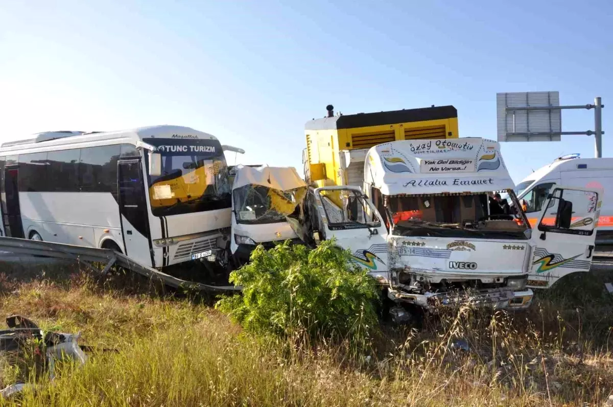 Tekirdağ Saray\'da Kırmızı Işıkta Bekleyen İşçi Servislerine Kamyonet Çarptı