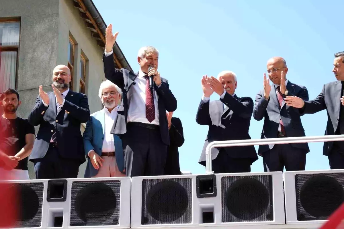 Adana Büyükşehir Belediye Başkanı Zeydan Karalar, Pınarbaşı ilçesinde destek mitingi düzenledi