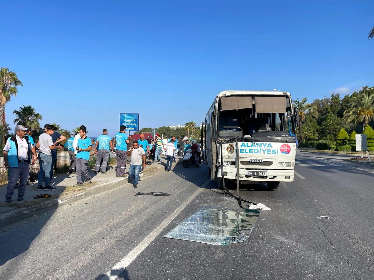 Alanya\'da belediye ve otel personelini taşıyan midibüs kaza yaptı