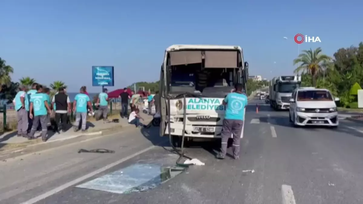Antalya\'da belediye ve otel personellerini taşıyan araçlar çarpıştı: 6 yaralı