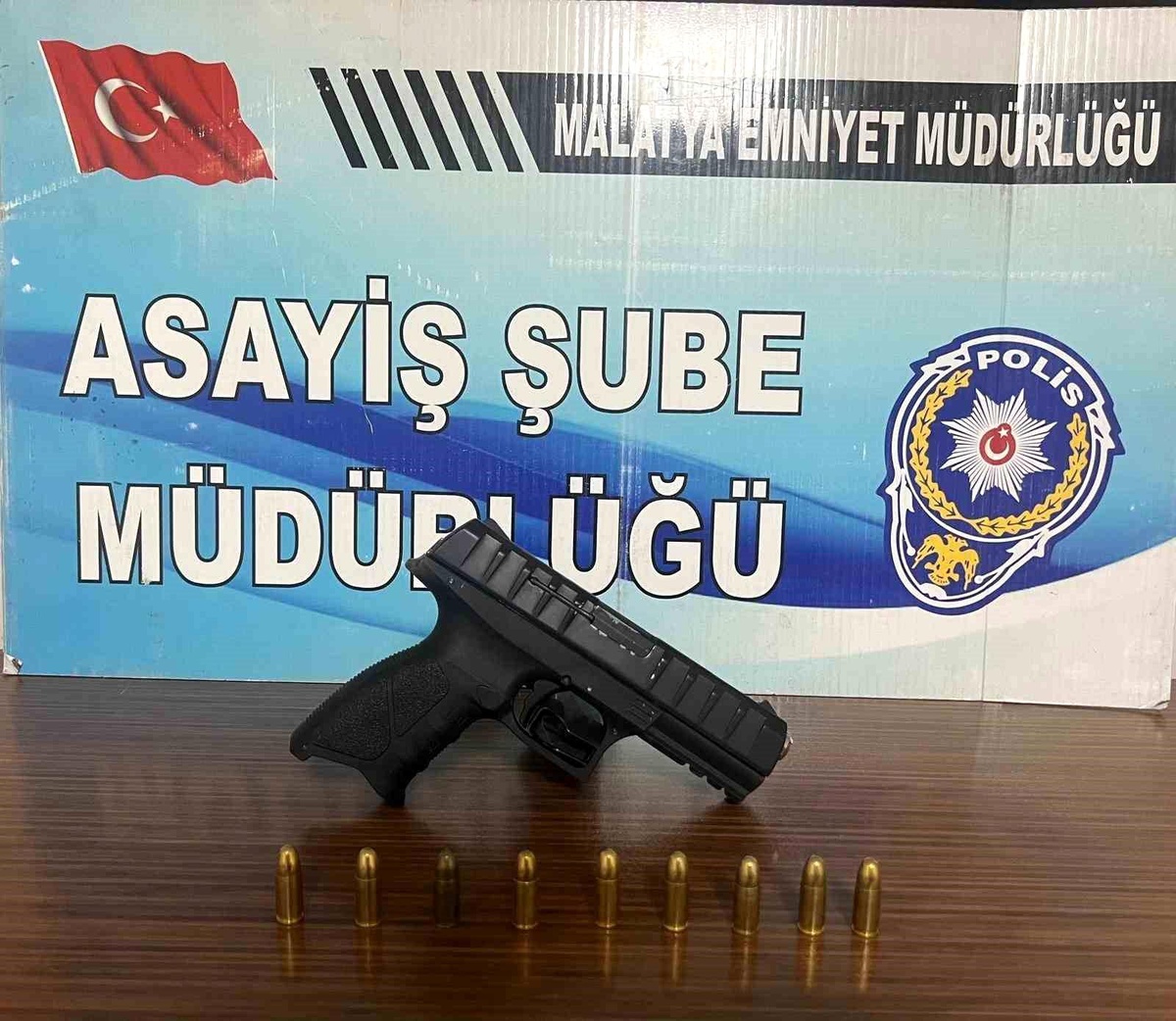 Malatya\'da park halindeki araç kurşunlandı, şüpheli yakalandı