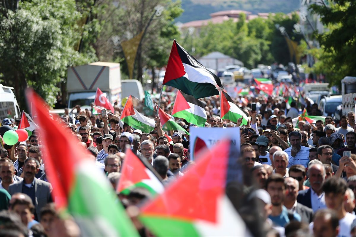 Bingöl\'de İsrail\'in Filistin\'e yönelik saldırılarını protesto etmek amacıyla yürüyüş düzenlendi