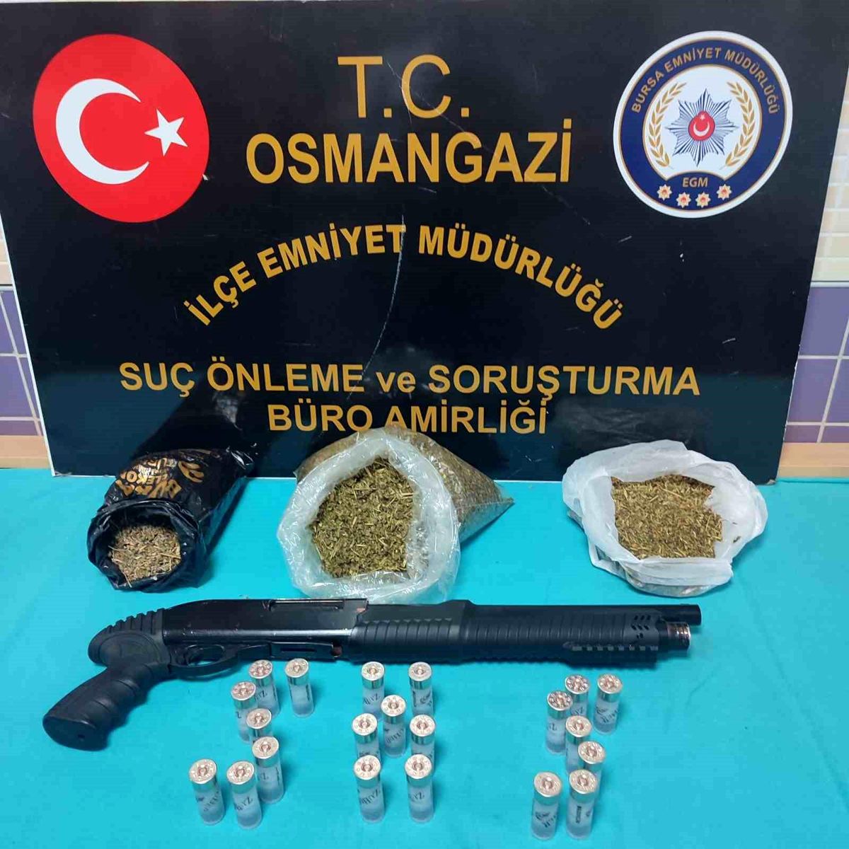 Bursa\'da Uyuşturucu ve Ruhsatsız Silah Operasyonu: 1 Kilo 347 Gram Uyuşturucu ve 4 Silah Yakalandı