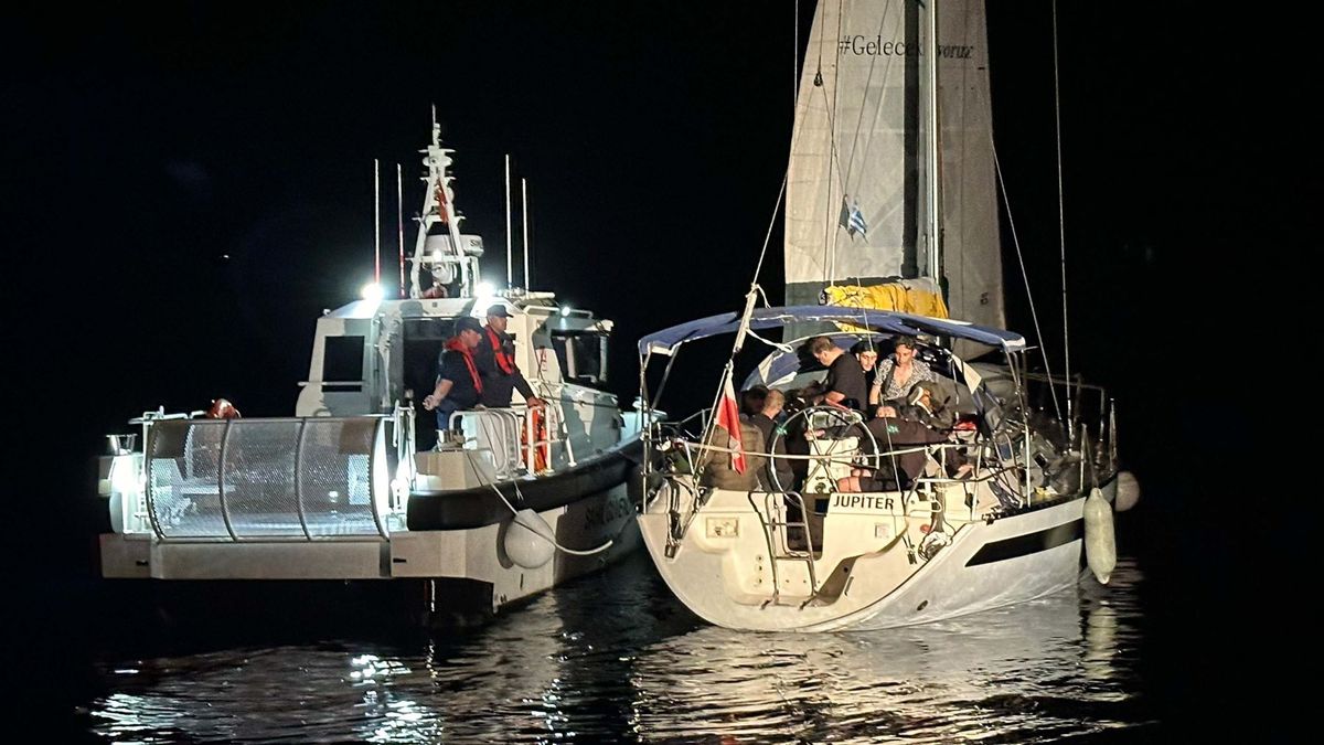 Muğla\'da 49 kaçak göçmen kurtarıldı, 1 organizatör gözaltına alındı
