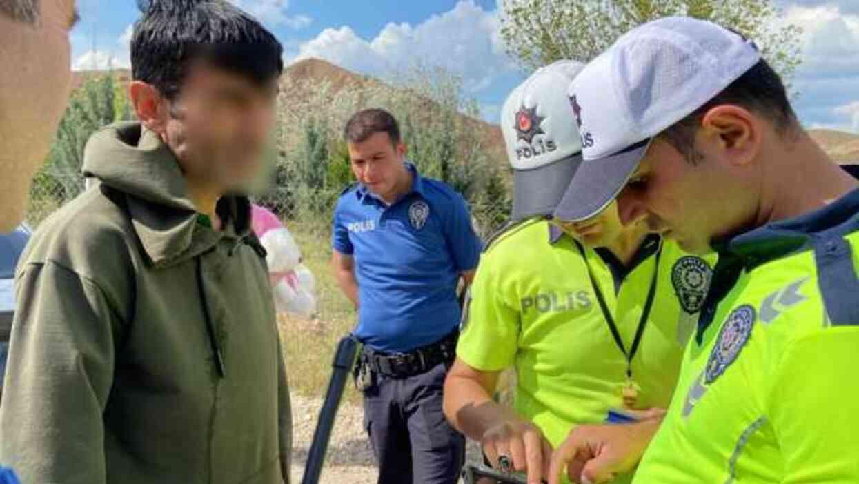 Defalarca alkollü yakalandı! Ehliyetin nerde diyen polise 'Sizde' diye yanıt verdi