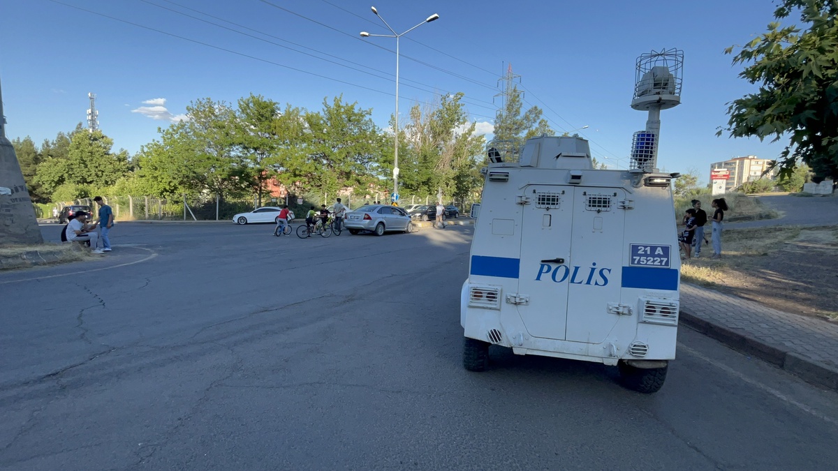 Diyarbakır\'da kavşakta çarpışan otomobillerde 2\'si çocuk 7 kişi yaralandı