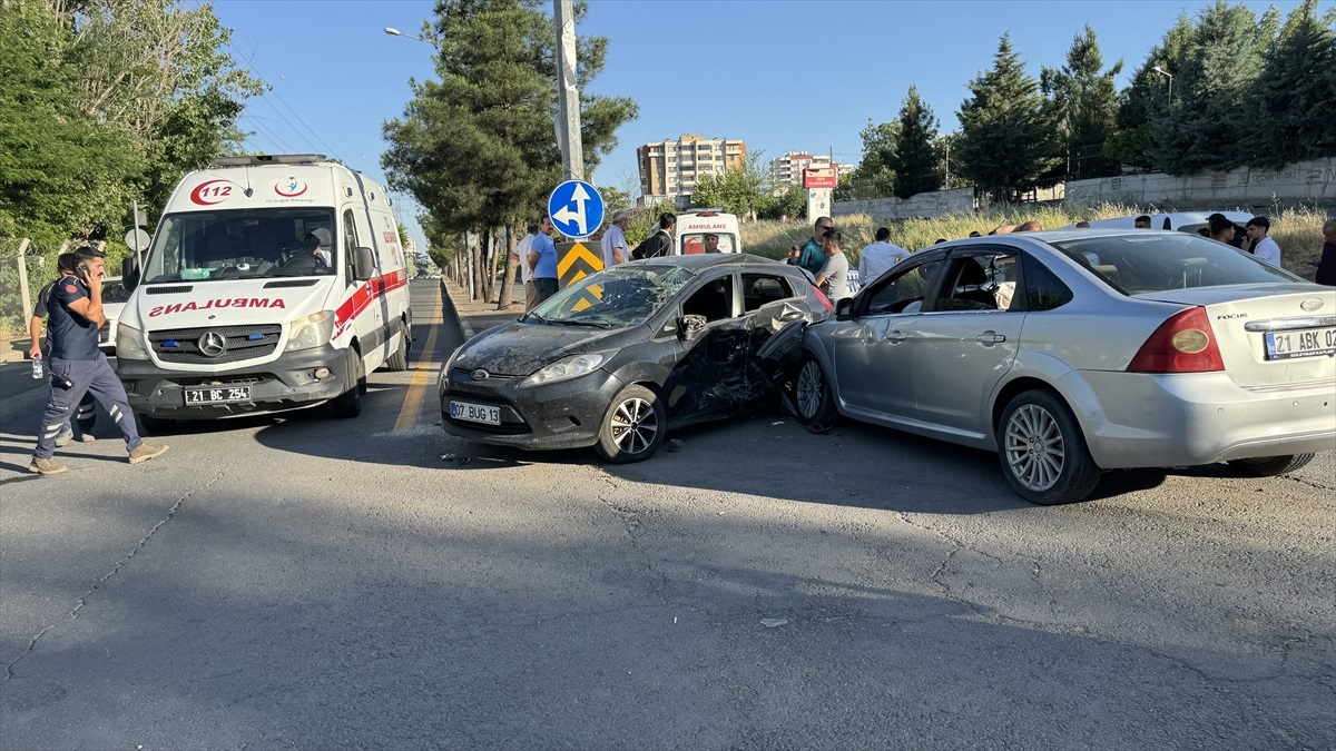 Diyarbakır\'da İki Otomobil Çarpıştı: 2\'si Çocuk 7 Kişi Yaralandı