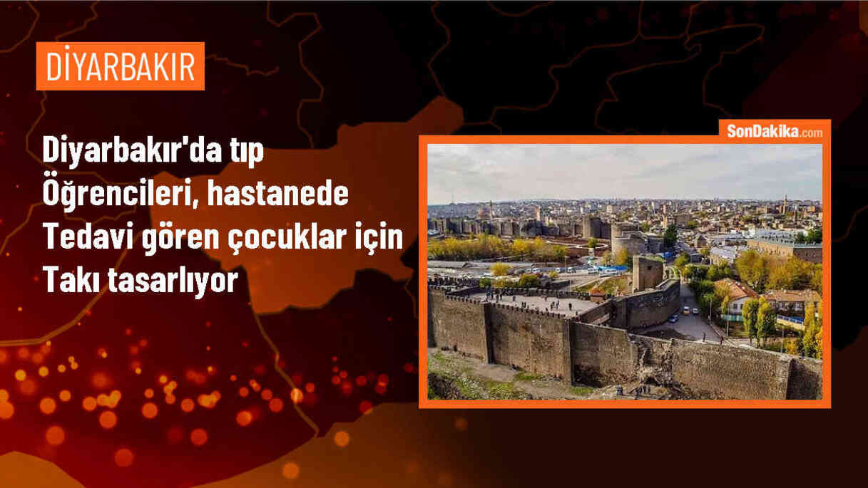 Dicle Üniversitesi öğrencileri, boncuktan hazırladıkları takıları hastanelerde tedavi gören çocuklara hediye ediyor