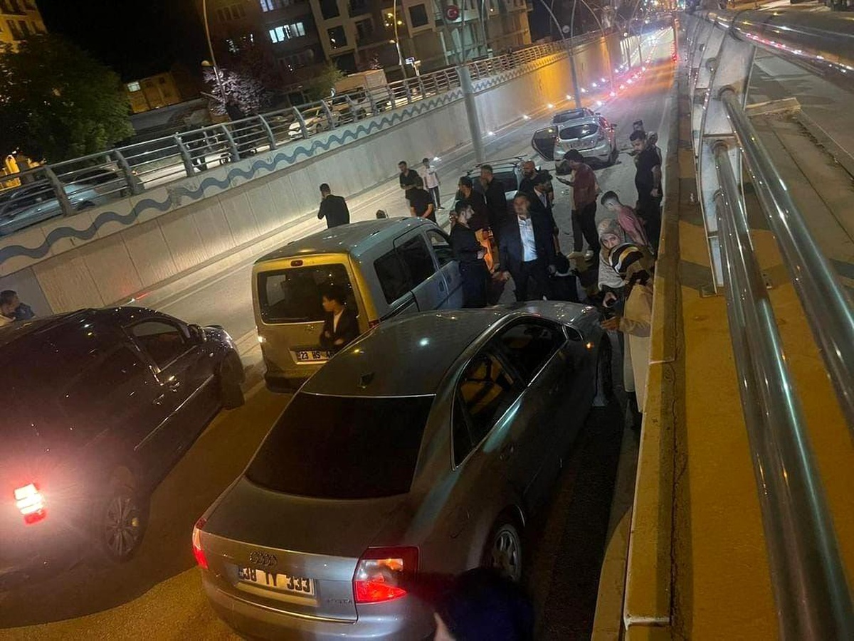 Elazığ\'da düğün konvoyunda 6 araç birbirine girdi, 3 kişi yaralandı