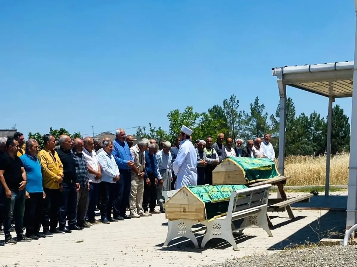 İstanbul Bayrampaşa\'da öldürülen anne ve kızı Adıyaman\'da toprağa verildi