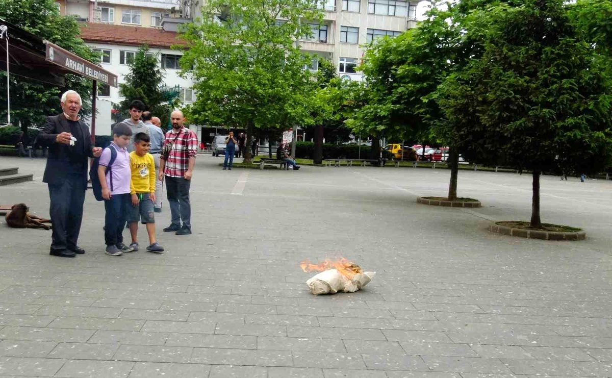 Artvin Üniversitesi Öğretim Üyesi, Gazze\'deki Soykırıma Dikkat Çekmek İçin Dramatik Bir Gösteri Yaptı