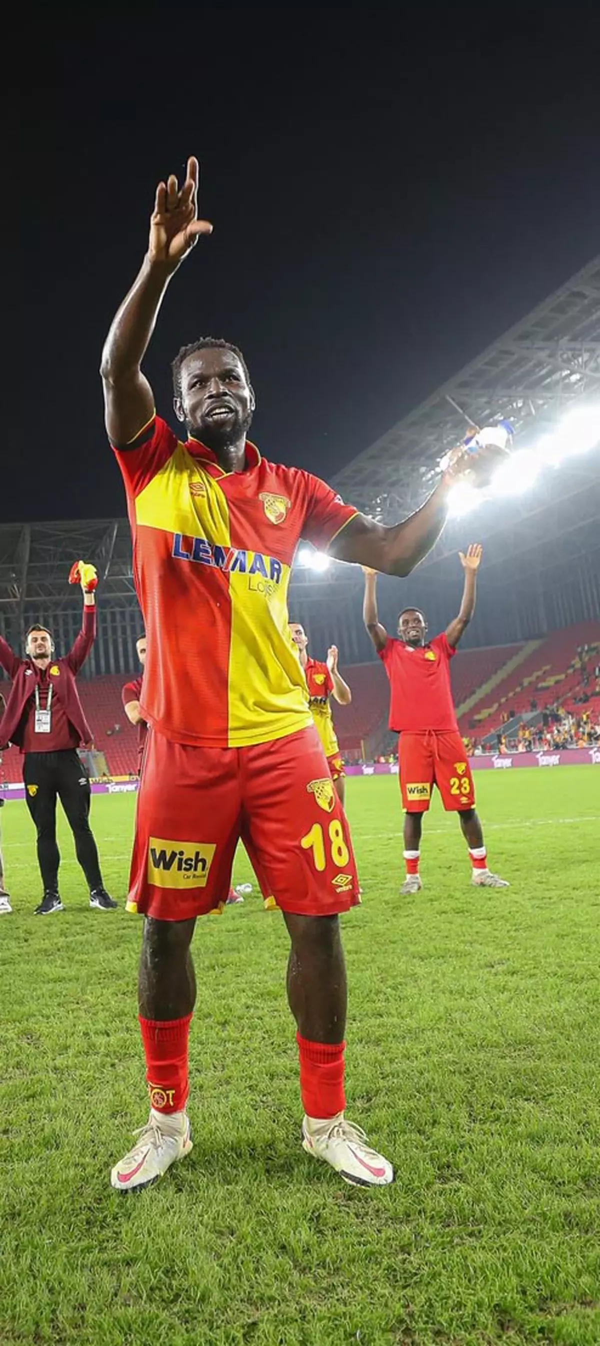 Göztepe\'de ayrılıklar devam ediyor: Stoper Lasse Nielsen ve golcü Mame Diouf da vedalaşacak