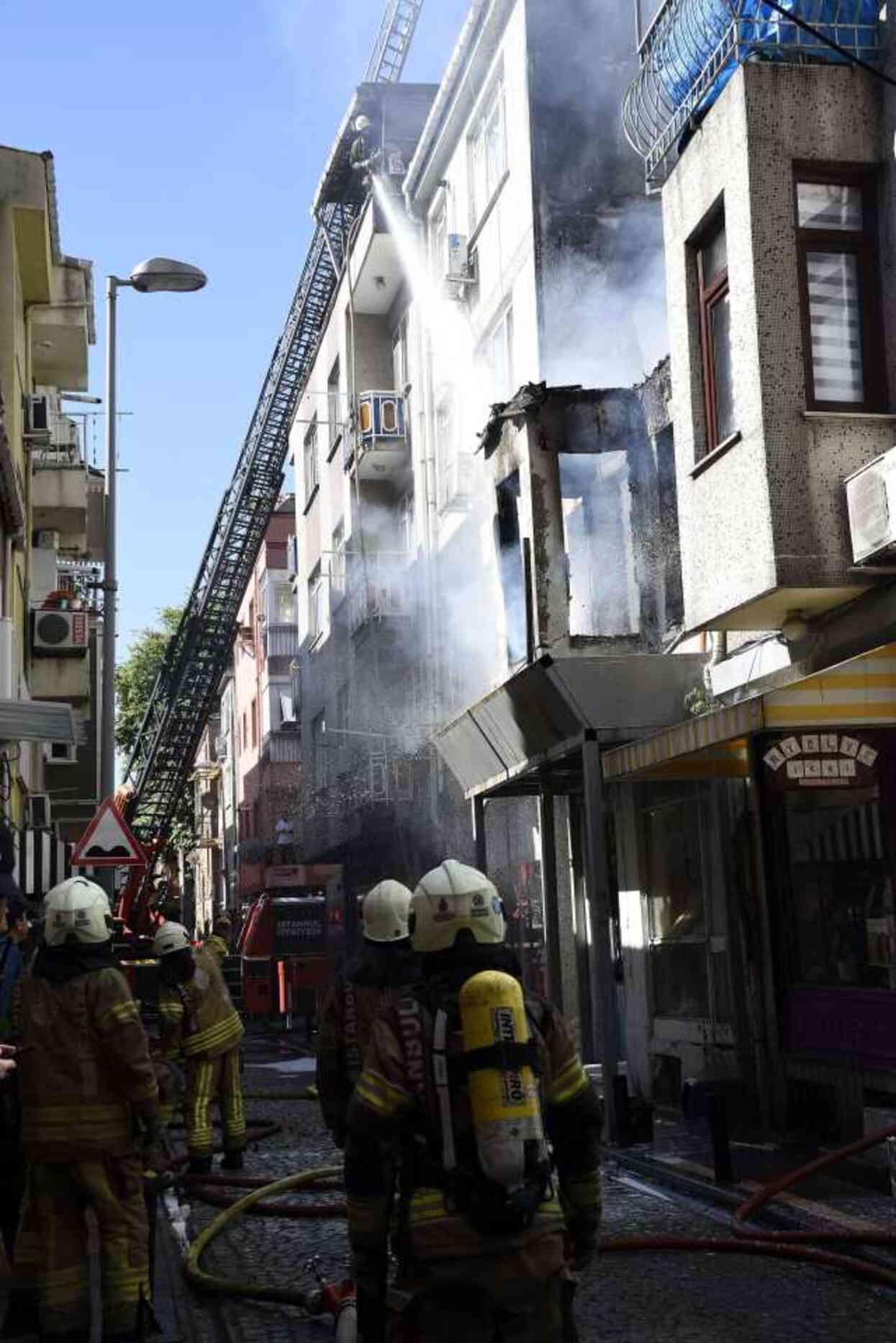 İBB başkan adayının evi küle döndü! Kedisi sayesinde alev alev yanmaktan kurtuldu