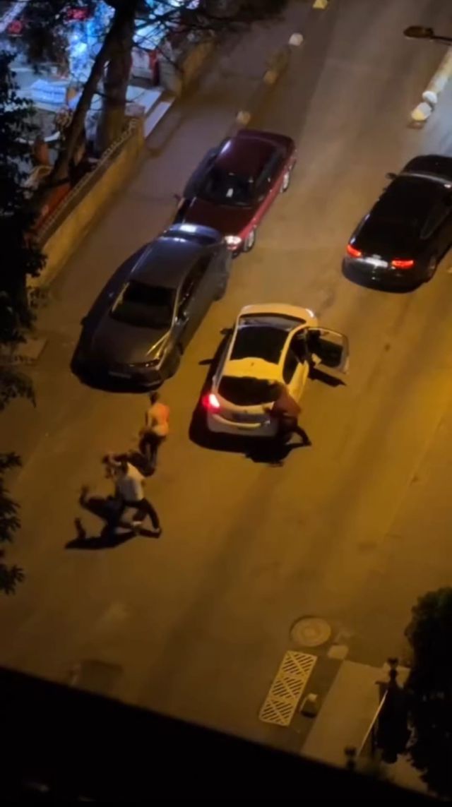Kadıköy'de Sürücüler Arasında Yumruklu Kavga