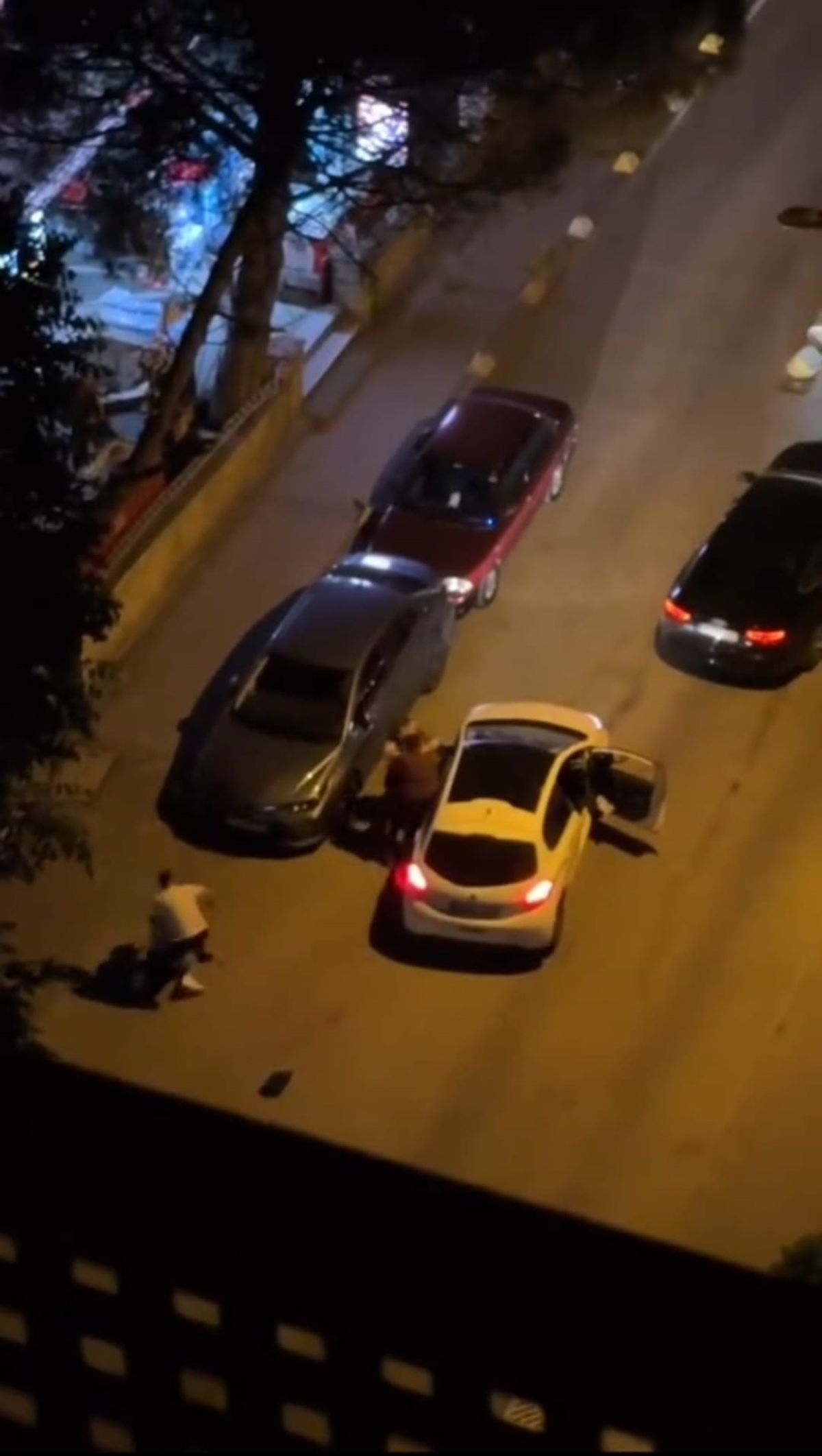 Kadıköy\'de Sürücüler Arasında Çıkan Tartışma Kavgaya Dönüştü