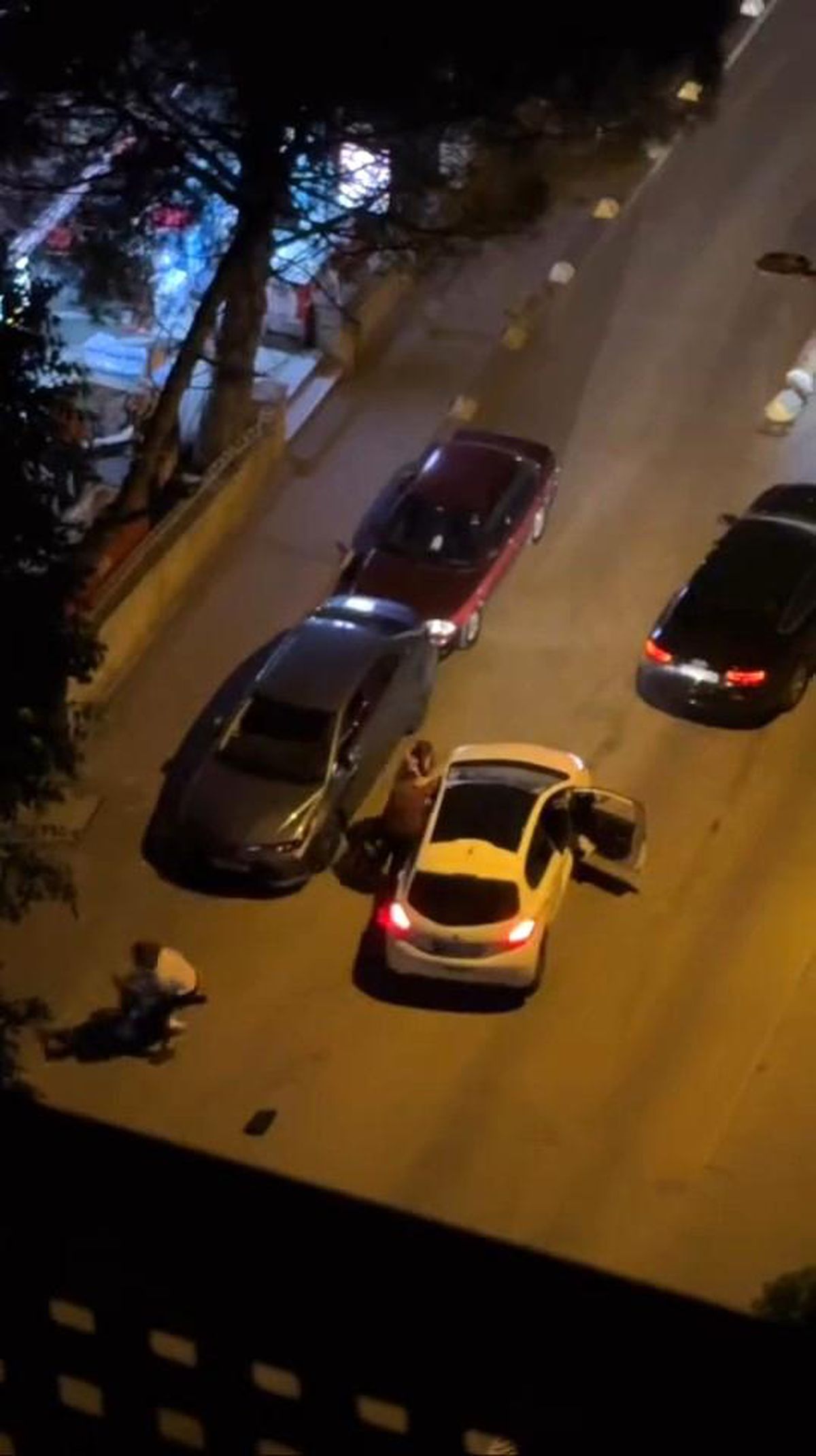 Kadıköy\'de Araç Sürücüleri Arasında Yumruklu Kavga
