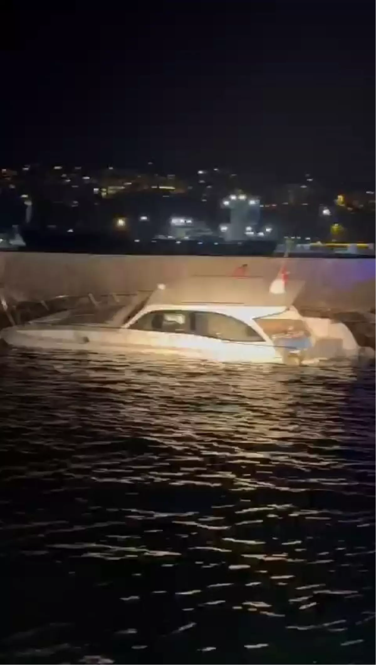 Haydarpaşa\'da mendireğe oturan teknedeki 10 kişi kurtarıldı