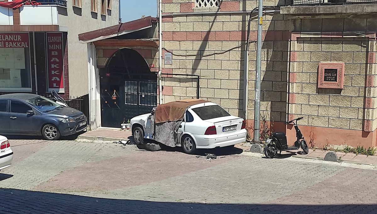 Kağıthane\'de Otomobil Kazası: Motosiklet Sürücüsü Kıl Payı Kurtuldu