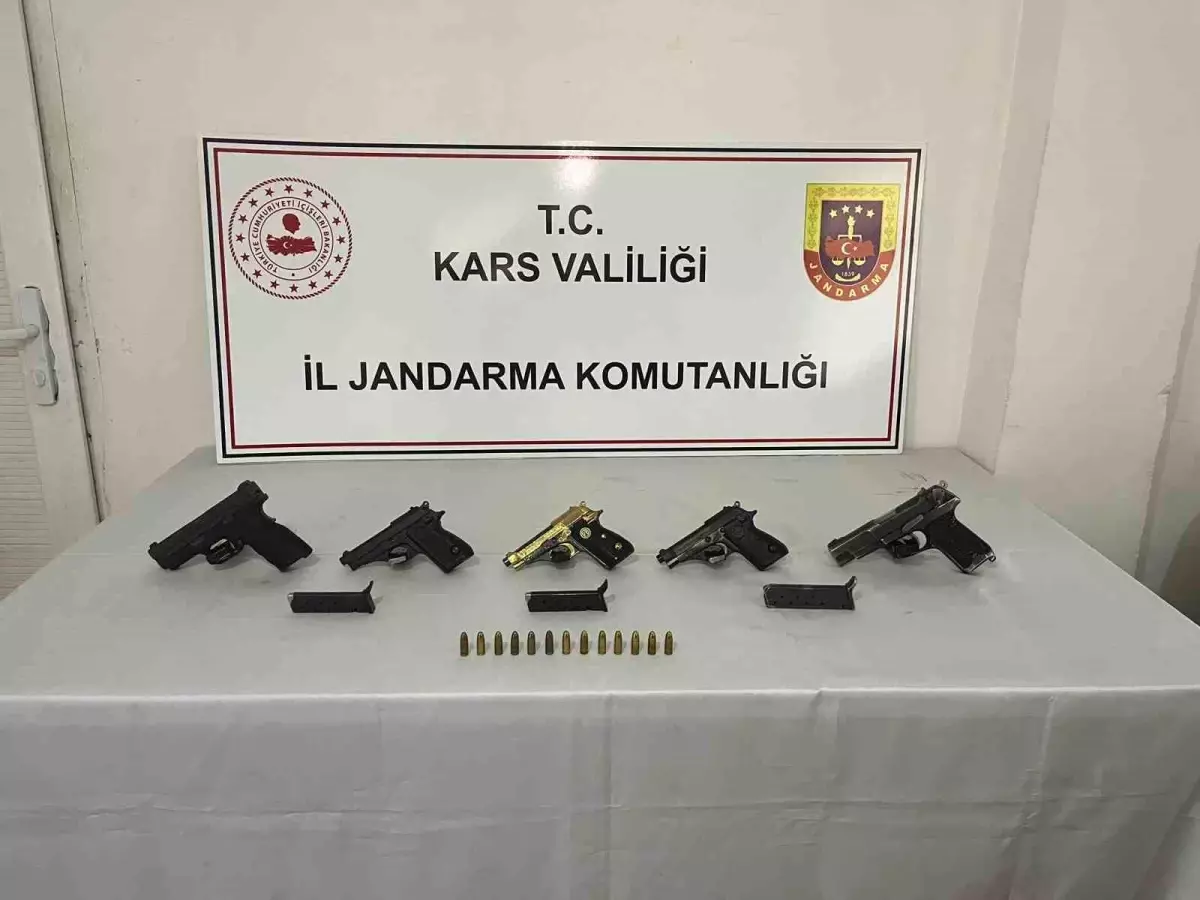 Kars\'ta Jandarma Silah Tacirlerine Geçit Vermiyor