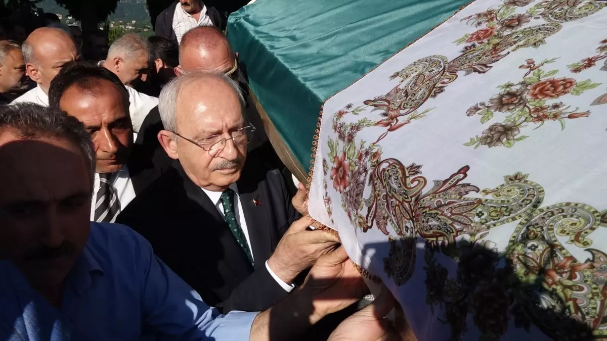 Kılıçdaroğlu Trabzon\'da Cenaze Törenine Katıldı