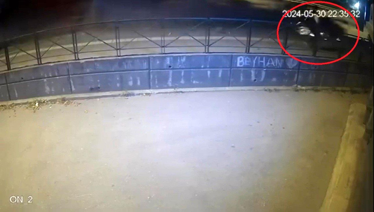 Bursa\'da Kontrolden Çıkan Otomobil Ağaca Çarptı