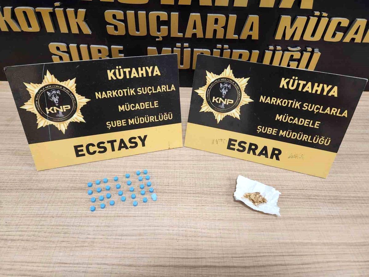 Kütahya\'da Uyuşturucu Operasyonu: Şahsın Üzerinde Hap ve Esrar Ele Geçirildi