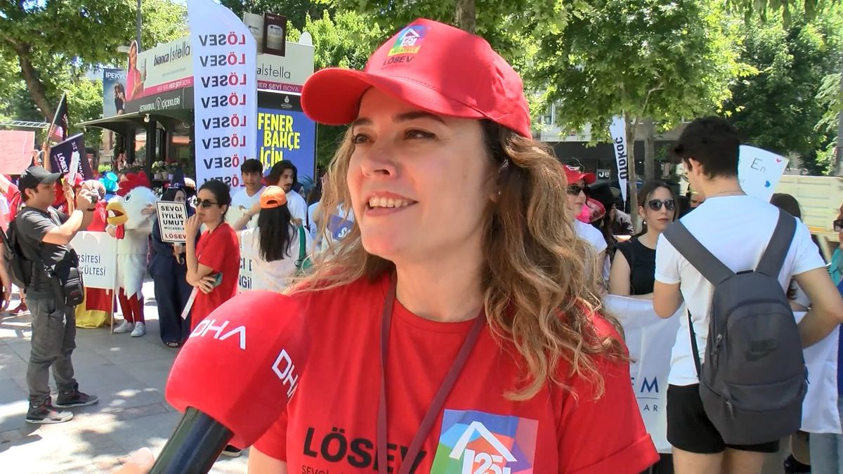 KADIKÖY\'DE LÖSEV, Uluslararası Lösemili Çocuklar Haftası\'nda farkındalık korteji düzenledi