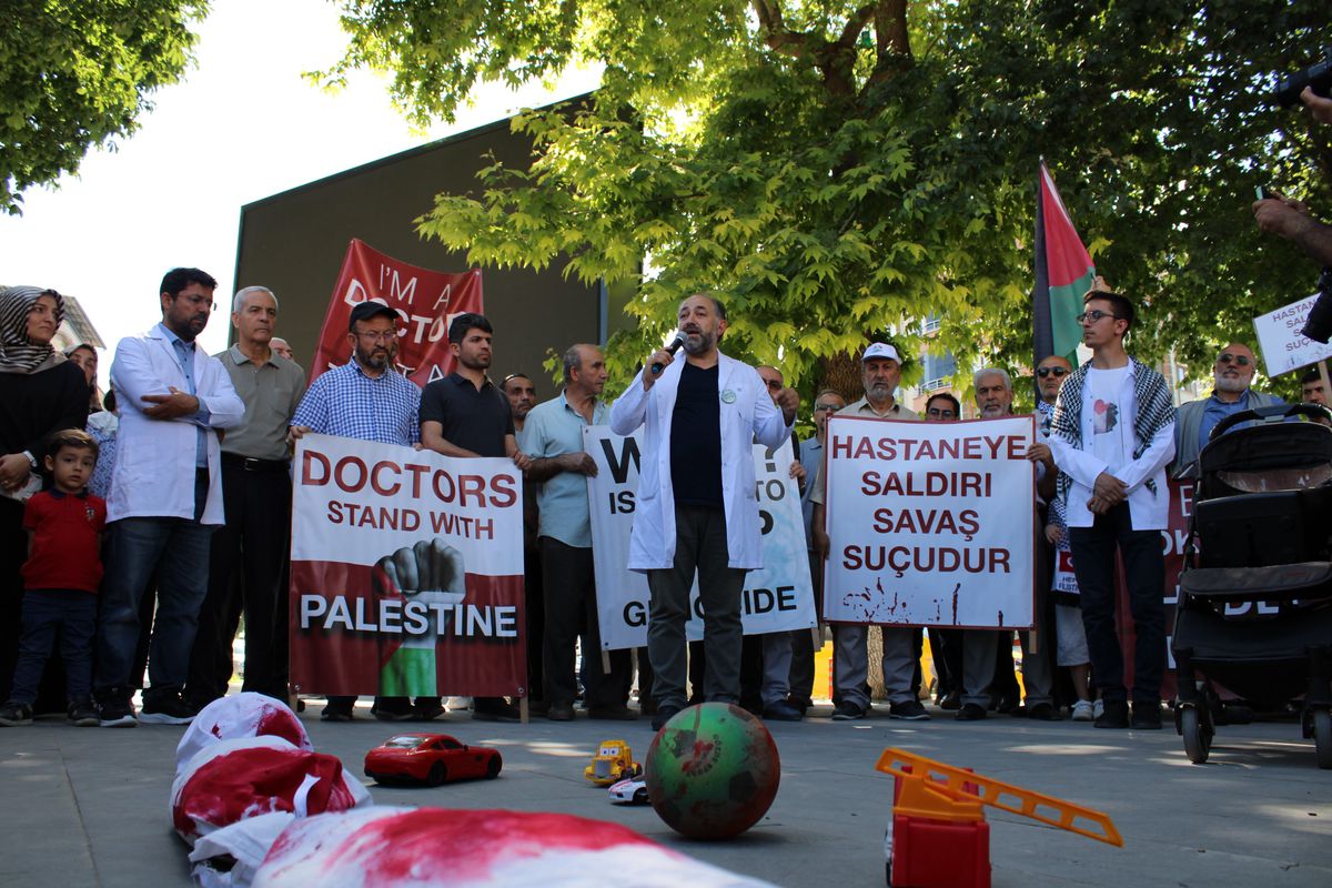 Malatya\'da sağlık çalışanları, Gazze\'deki katliamları protesto etti