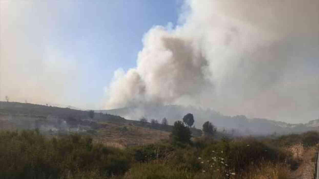 Manisa'da orman yangını yerleşim alanına kadar yaklaştı, ekiplerin zamana karşı yarışı başladı