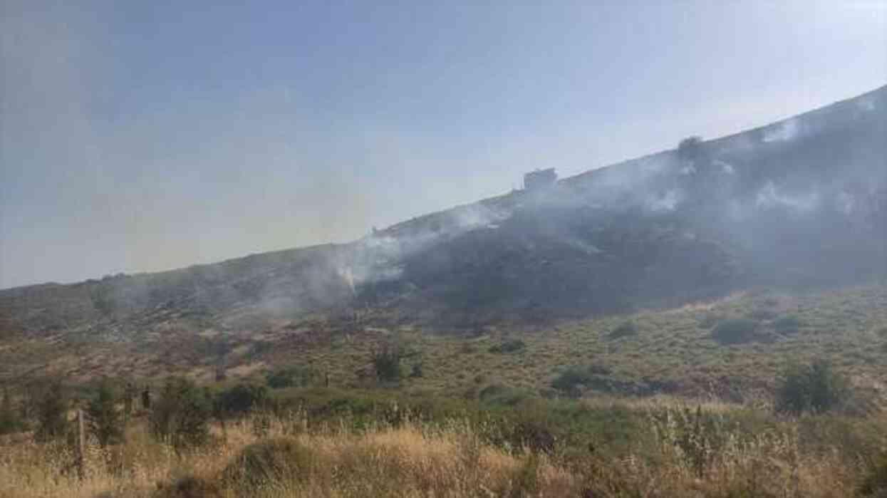 Manisa'da orman yangını yerleşim alanına kadar yaklaştı, ekiplerin zamana karşı yarışı başladı