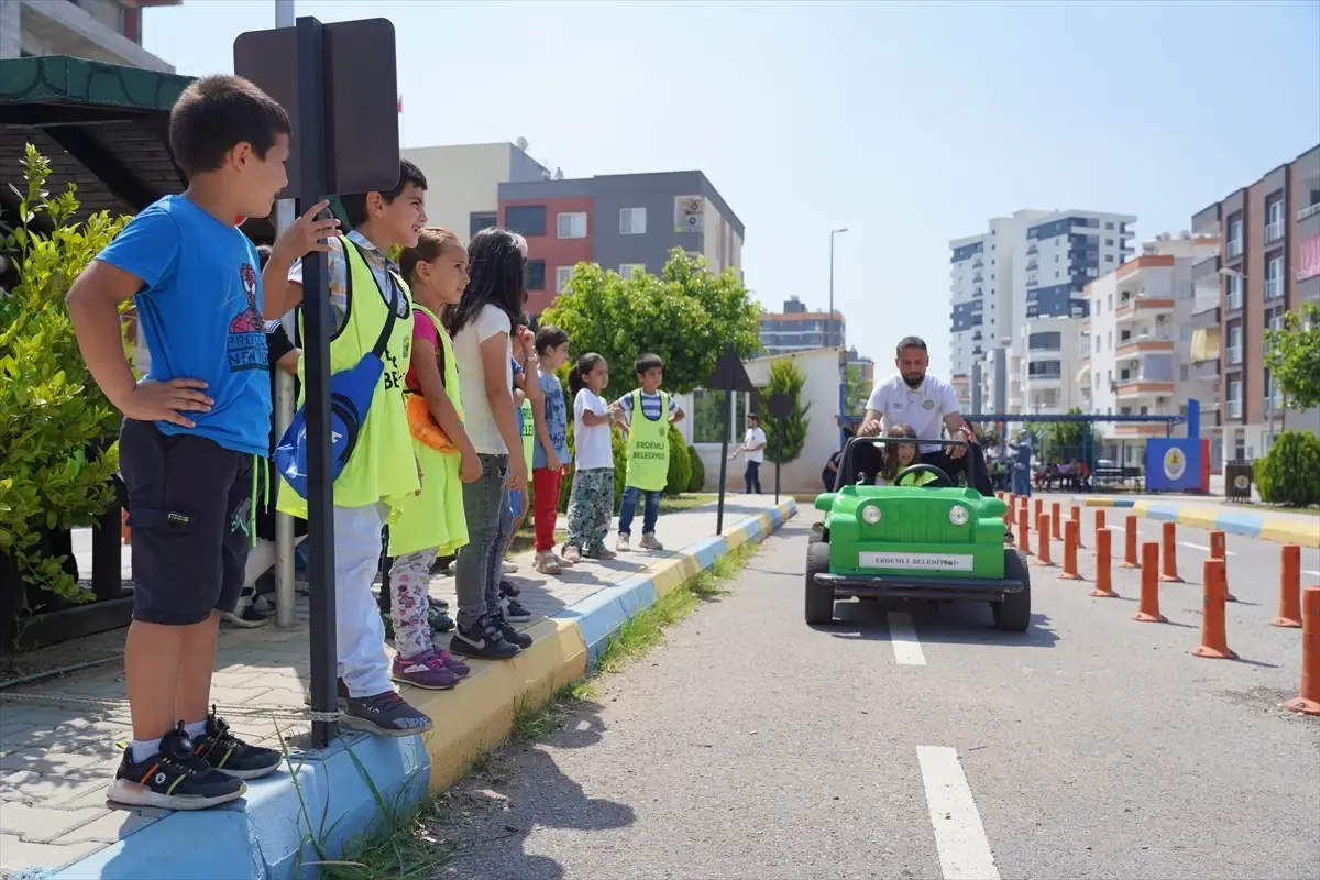 Mersin Erdemli\'de Öğrencilere Trafik Eğitimi Veriliyor