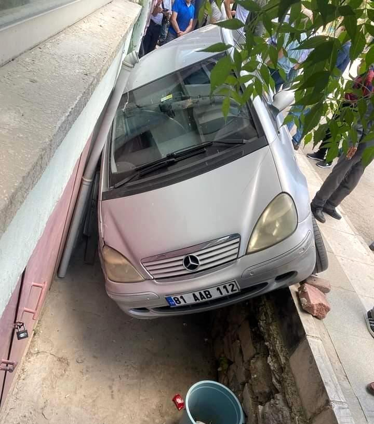 Elazığ\'da Otomobil Apartman Boşluğuna Düştü: 2 Yaralı